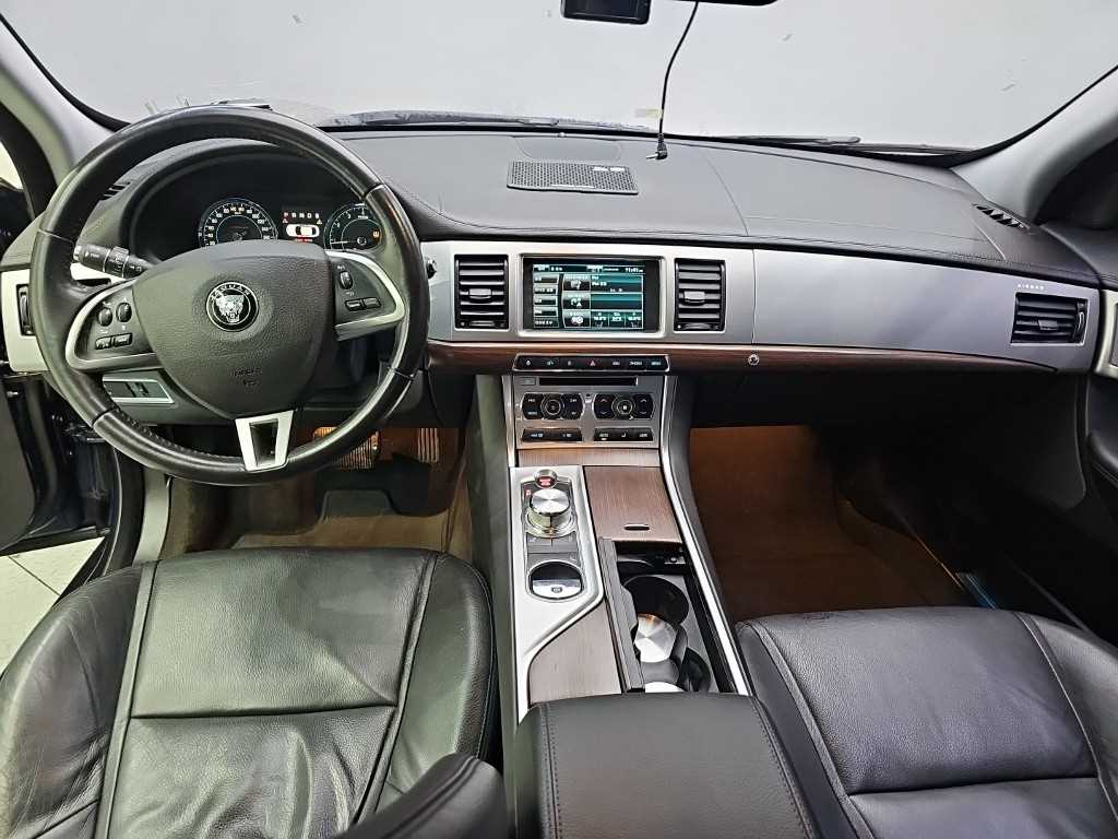 Jaguar XF — photo 07