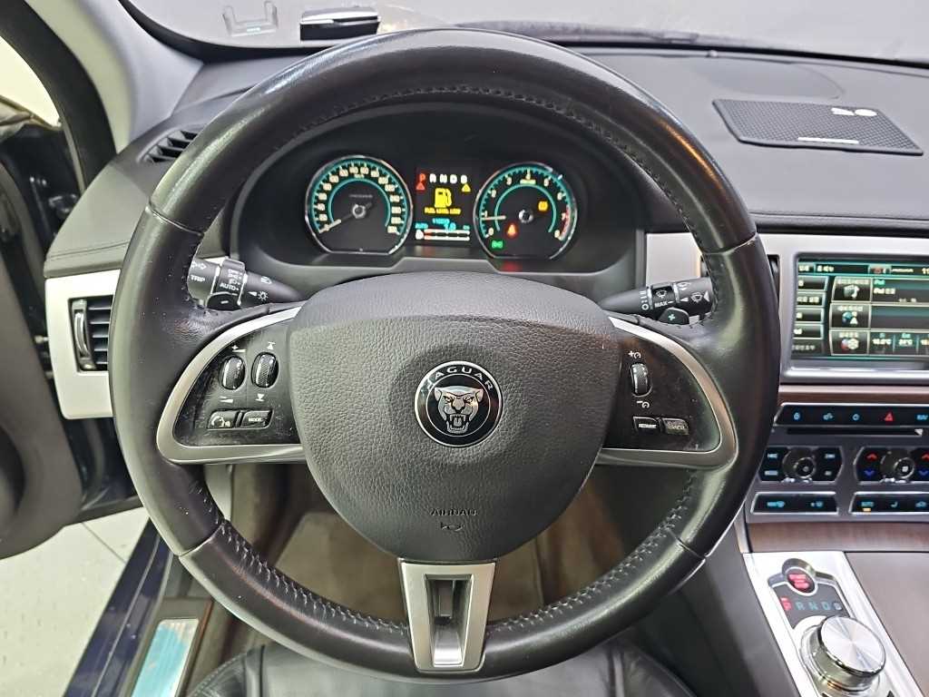 Jaguar XF — photo 09