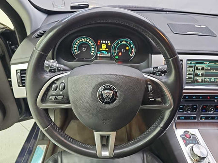 Jaguar XF — photo 09