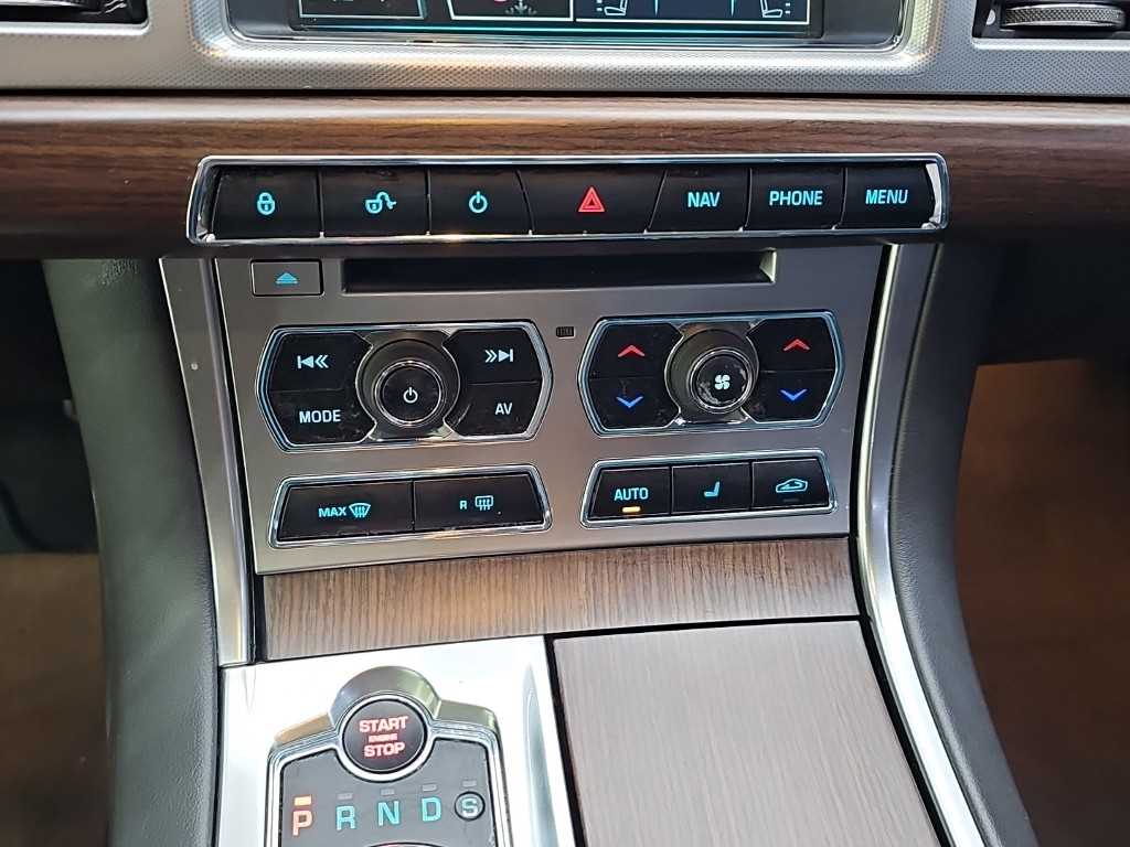 Jaguar XF — photo 10