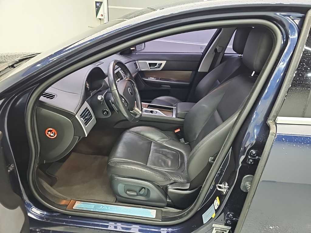 Jaguar XF — photo 11