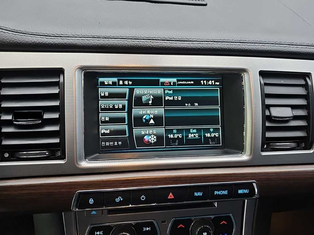 Jaguar XF — photo 14