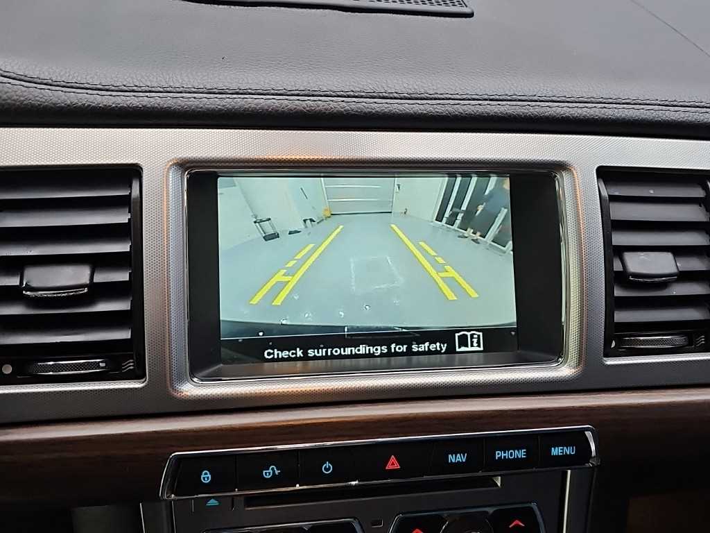 Jaguar XF — photo 15