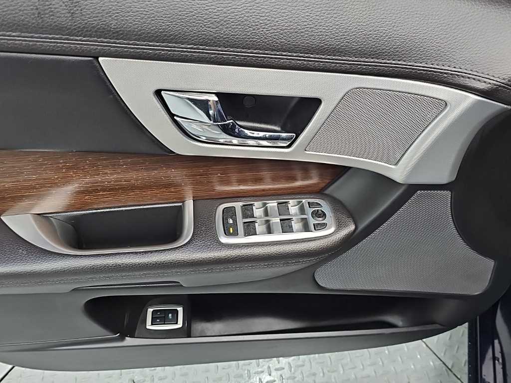 Jaguar XF — photo 16