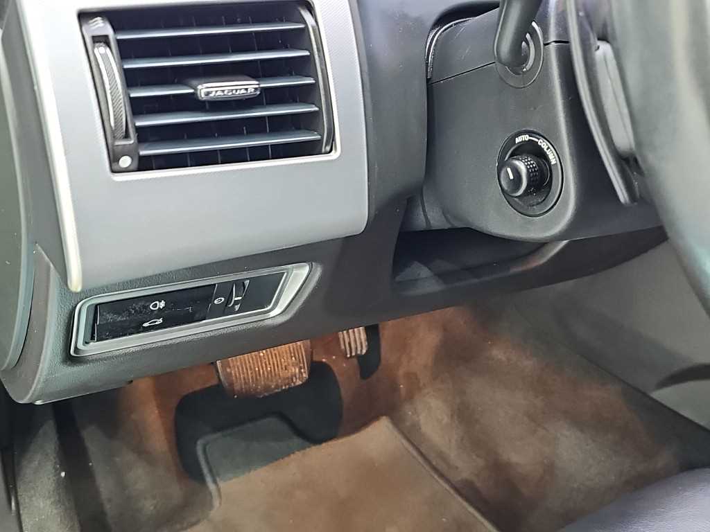 Jaguar XF — photo 17