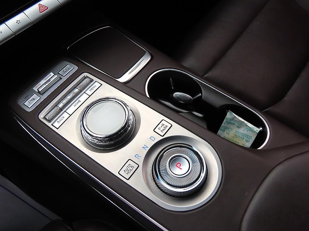 Genesis GV70 — photo 10