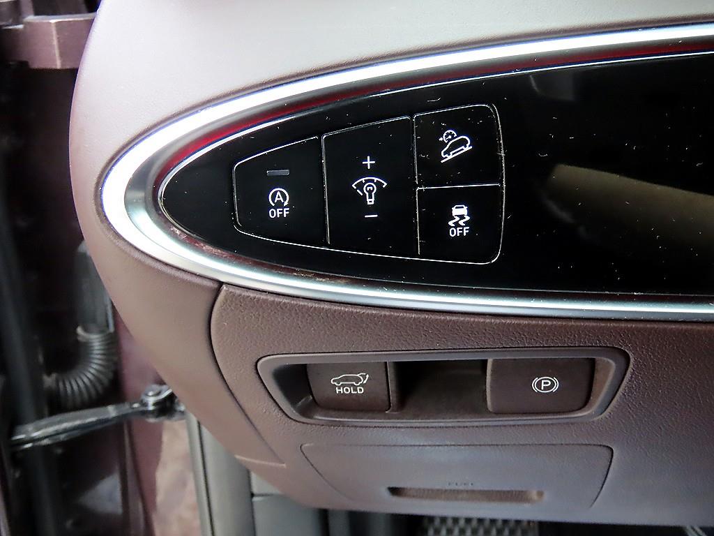 Genesis GV70 — photo 12