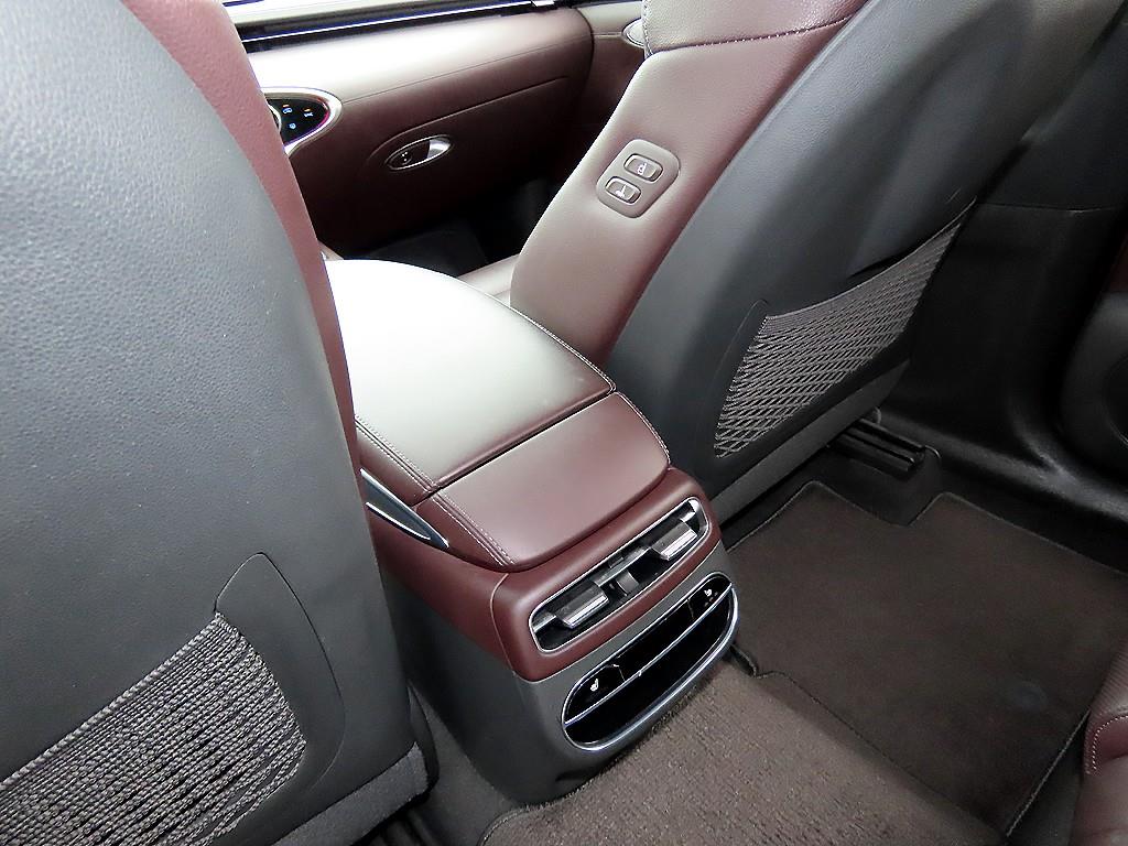 Genesis GV70 — photo 16