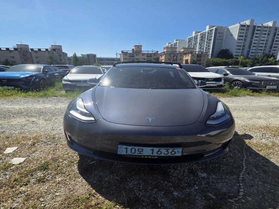 Tesla Model 3 — photo 02