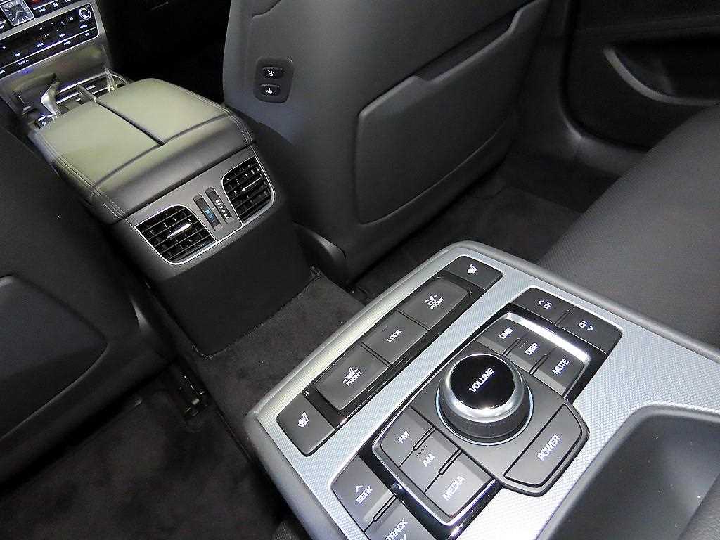 Genesis G80 — photo 18