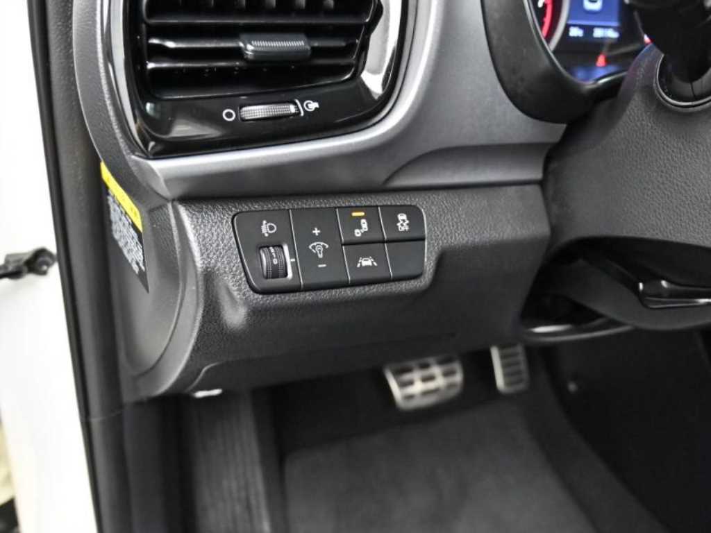 Kia Stonic — photo 17