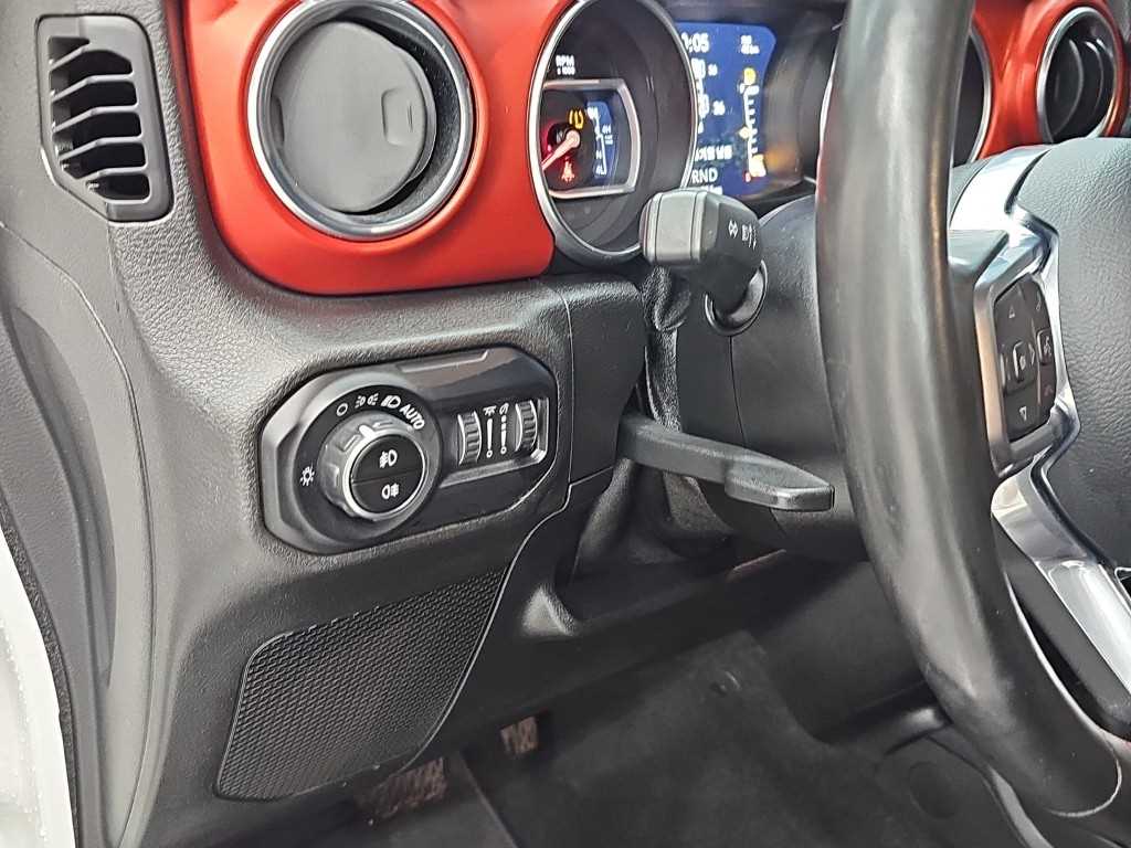 Jeep Wrangler — photo 17