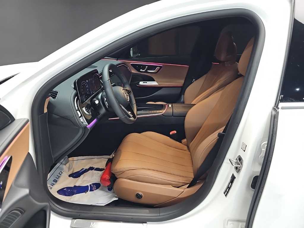 Mercedes-Benz E-Class — photo 11