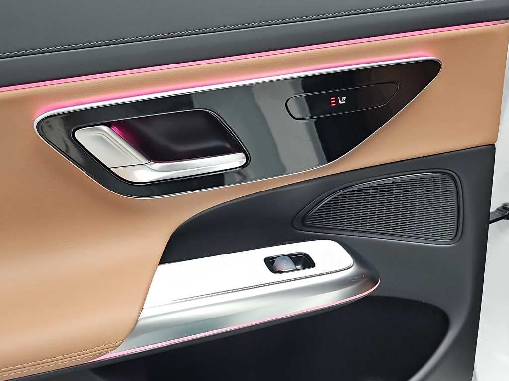 Mercedes-Benz E-Class — photo 13