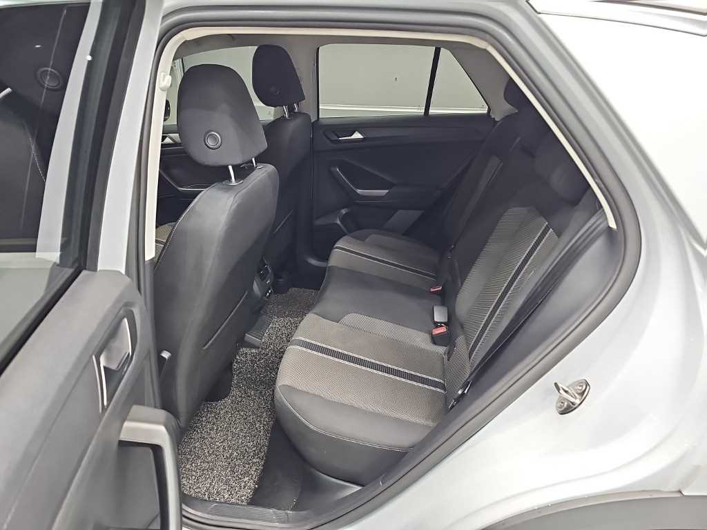 Volkswagen T-Roc — photo 12