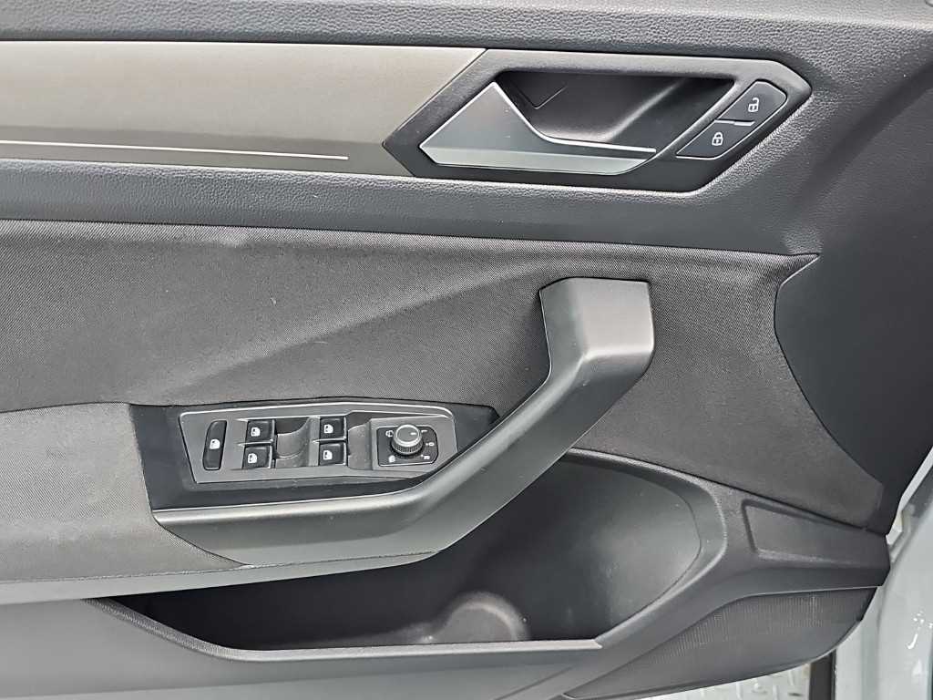 Volkswagen T-Roc — photo 15