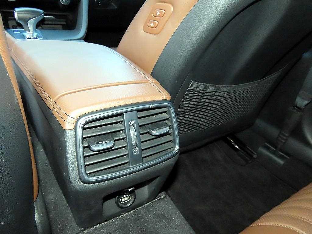 Genesis G70 — photo 16