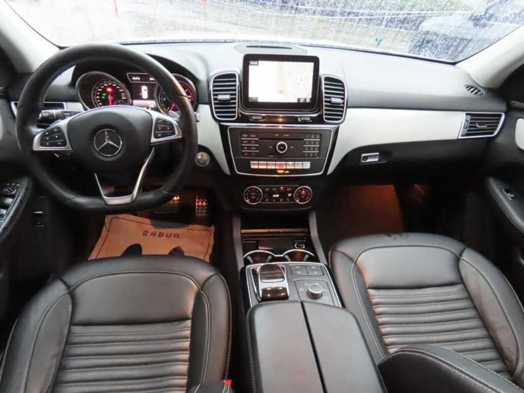 Mercedes-Benz GLE-Class — photo 09