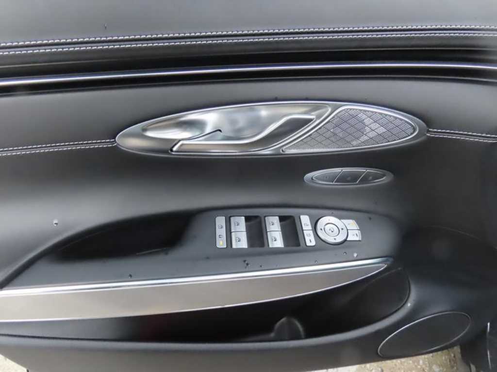 Genesis GV70 — photo 07