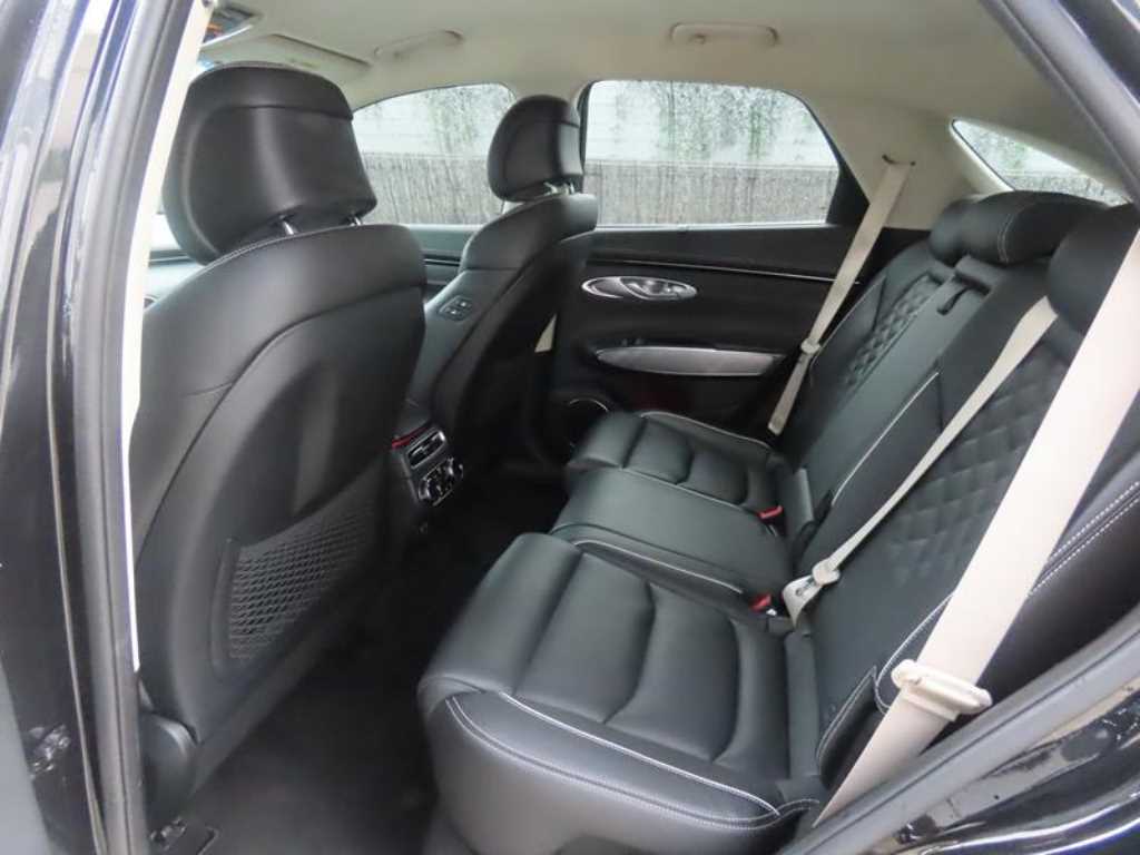Genesis GV70 — photo 08