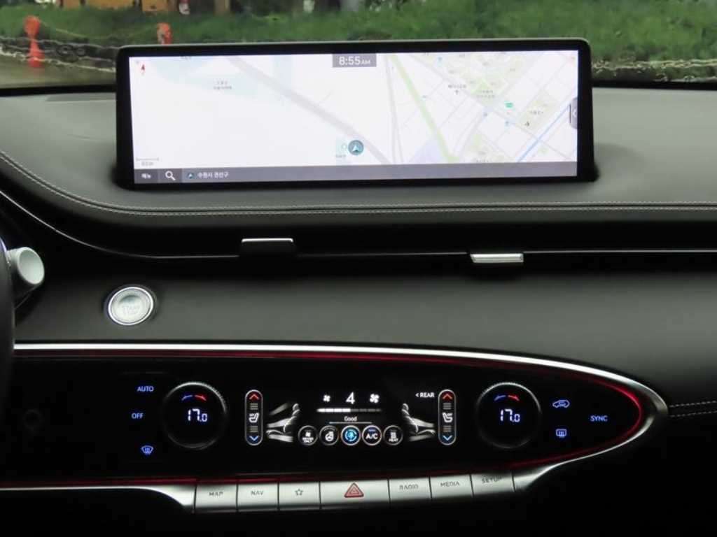 Genesis GV70 — photo 11