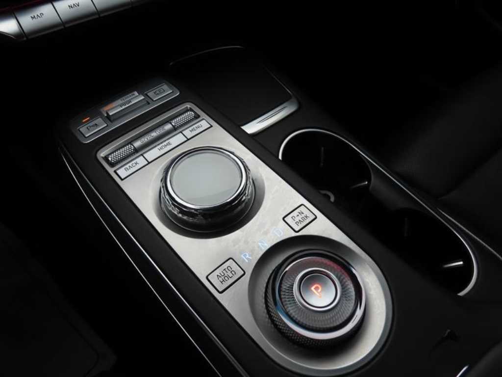 Genesis GV70 — photo 16