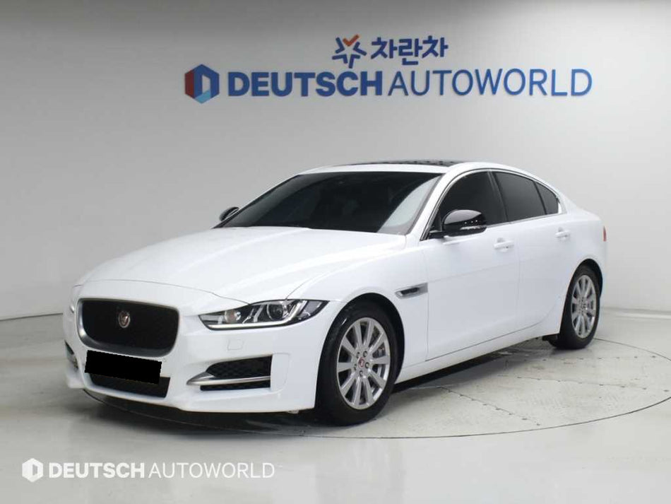 Jaguar XE — photo 01