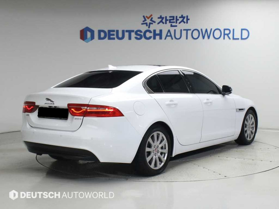 Jaguar XE — photo 02