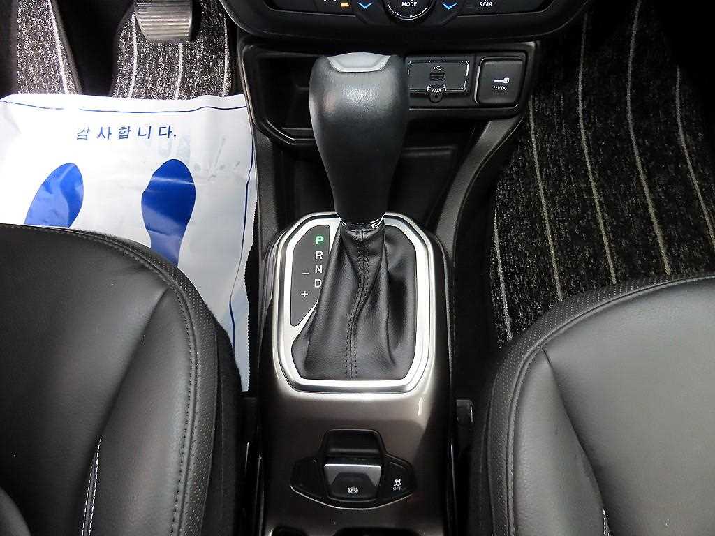 Jeep Renegade — photo 10