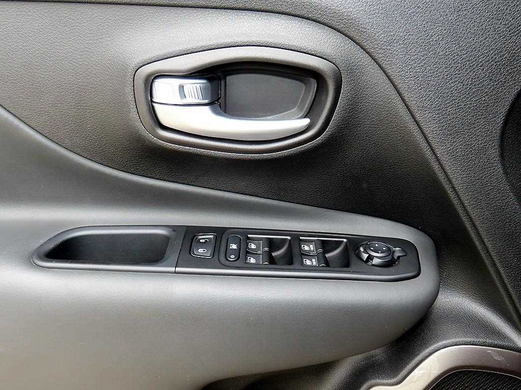 Jeep Renegade — photo 11