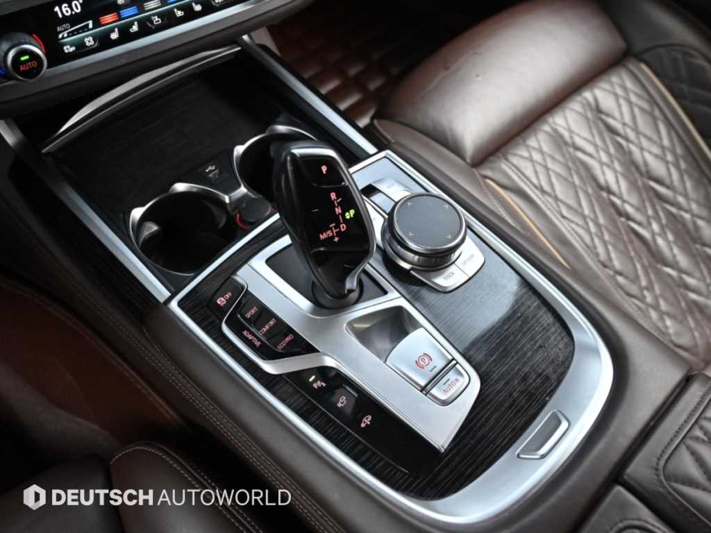 BMW 7-Series — photo 09