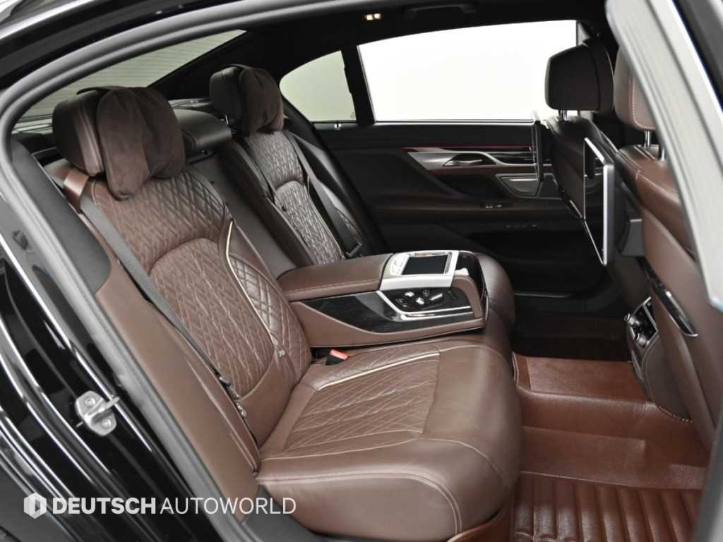 BMW 7-Series — photo 12
