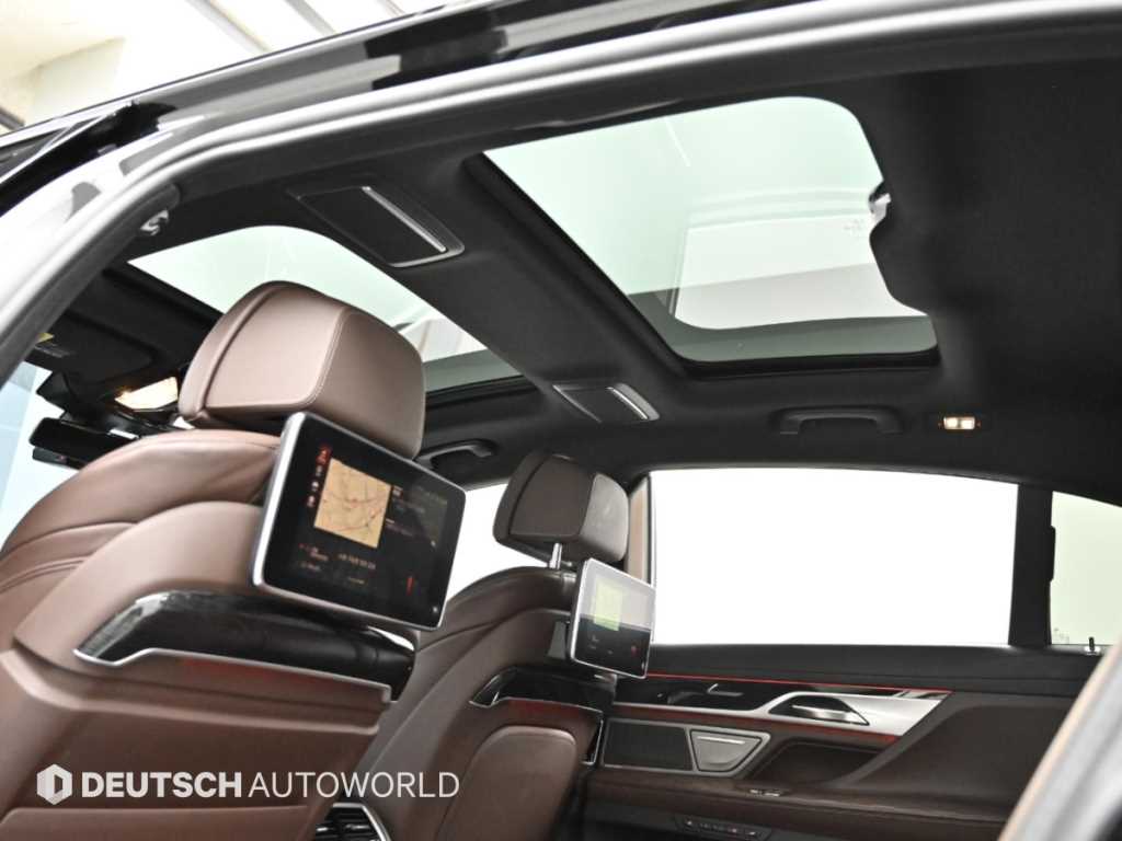 BMW 7-Series — photo 18