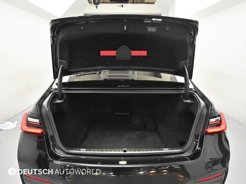 BMW 7-Series — photo 19