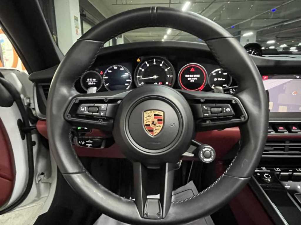 Porsche 911 — photo 17