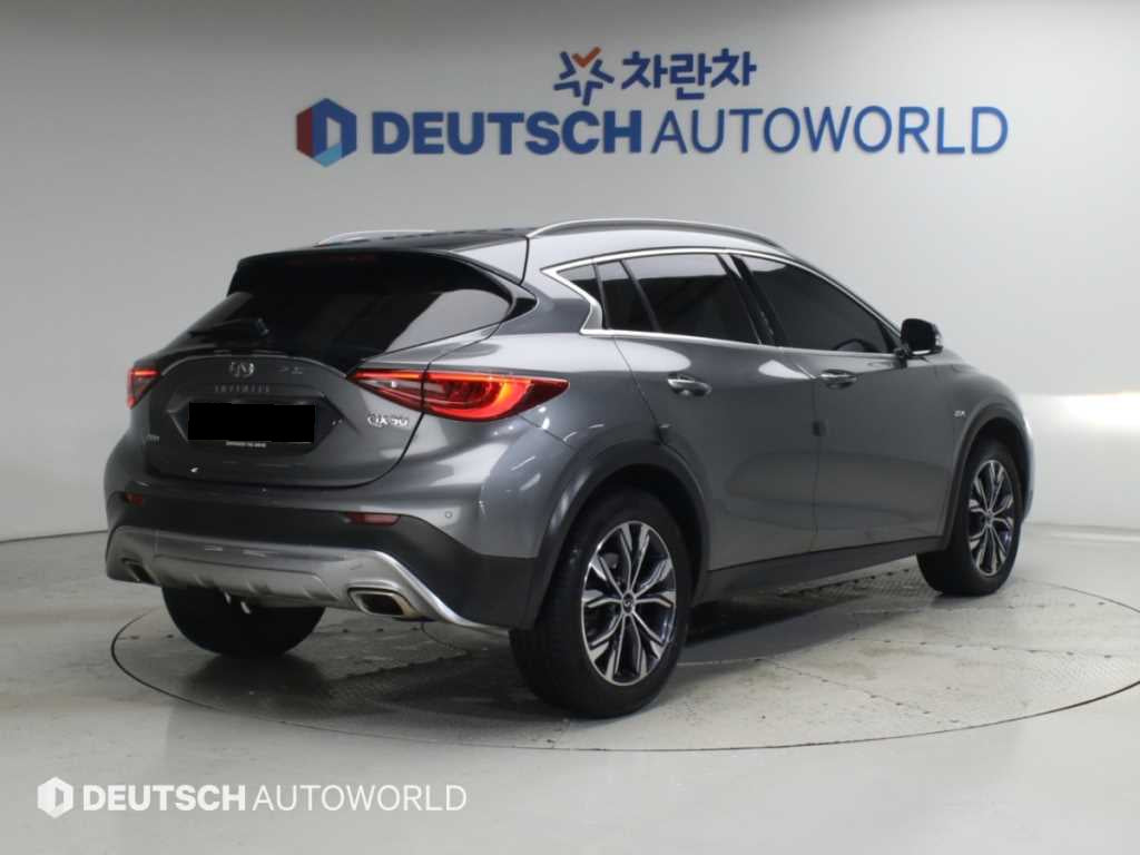 Infiniti QX30 — photo 02