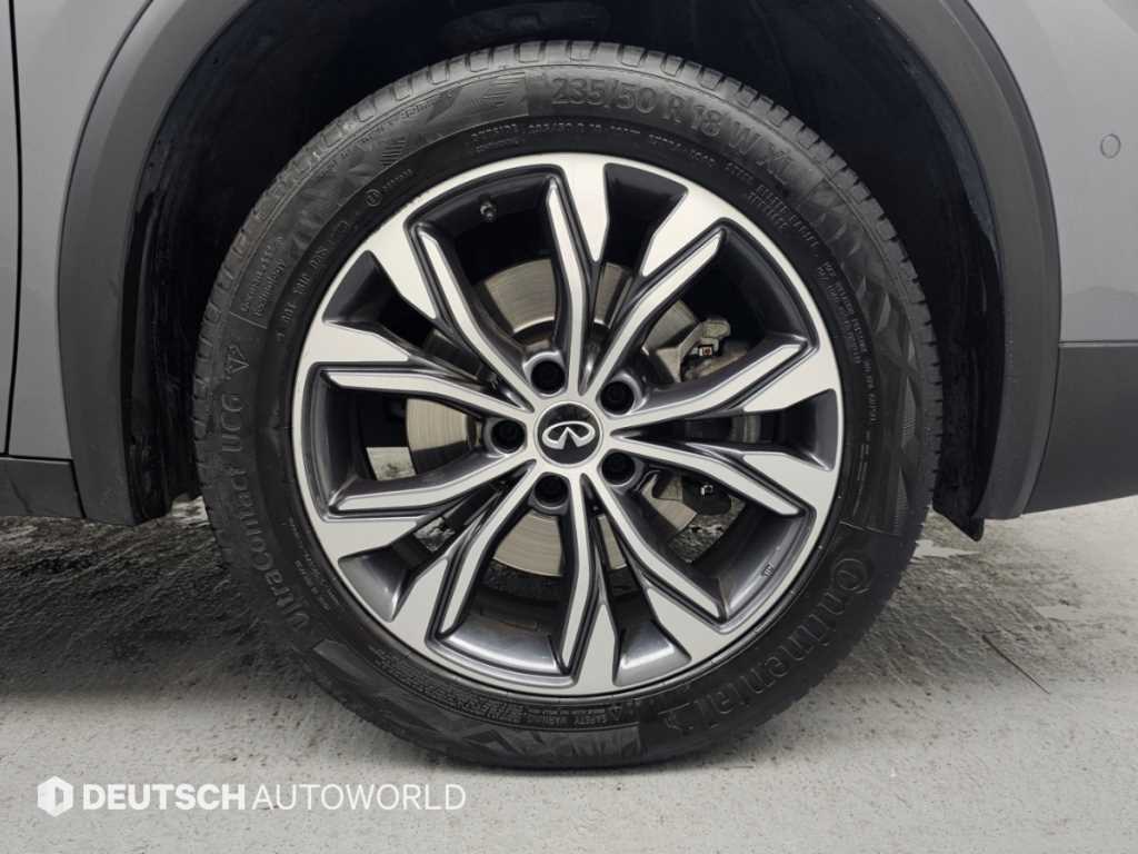 Infiniti QX30 — photo 05