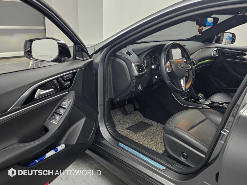 Infiniti QX30 — photo 11