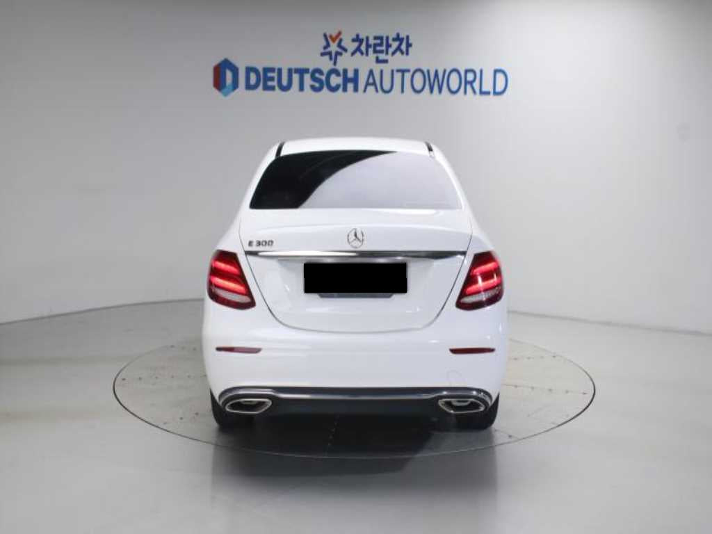 Mercedes-Benz E-Class — photo 04