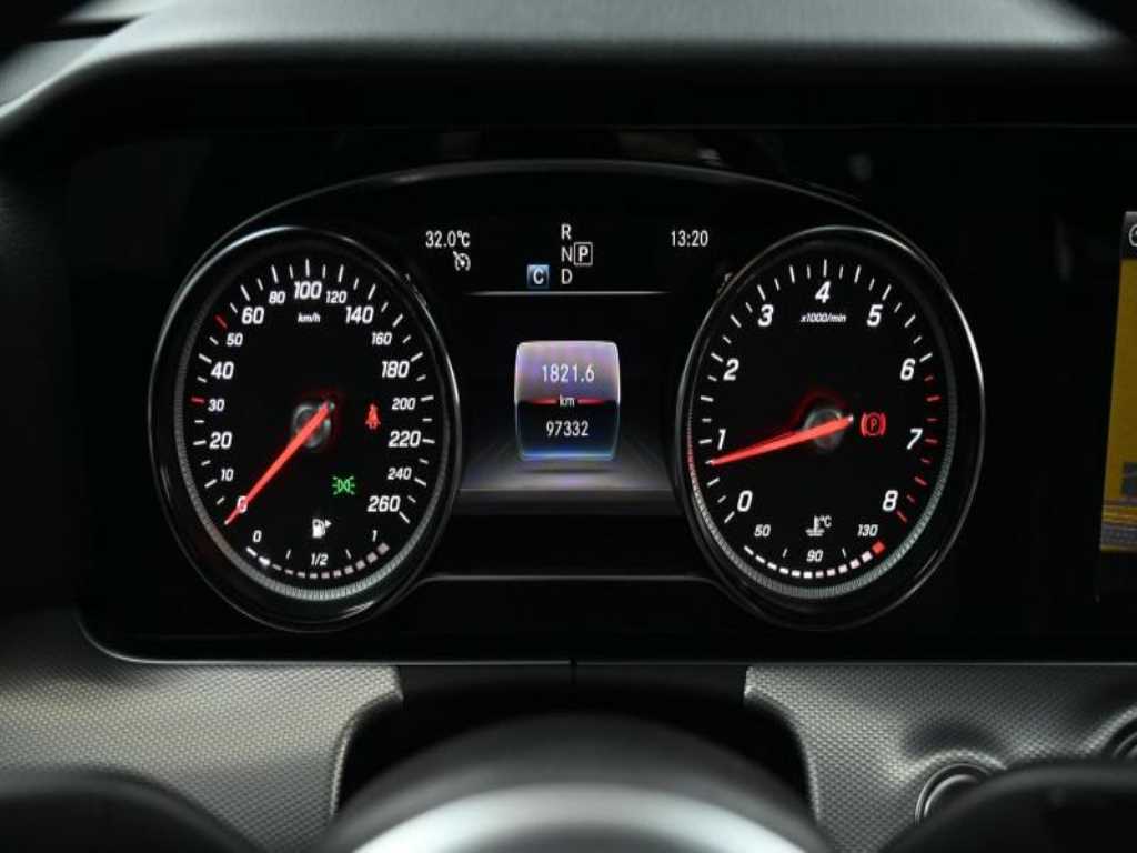 Mercedes-Benz E-Class — photo 08