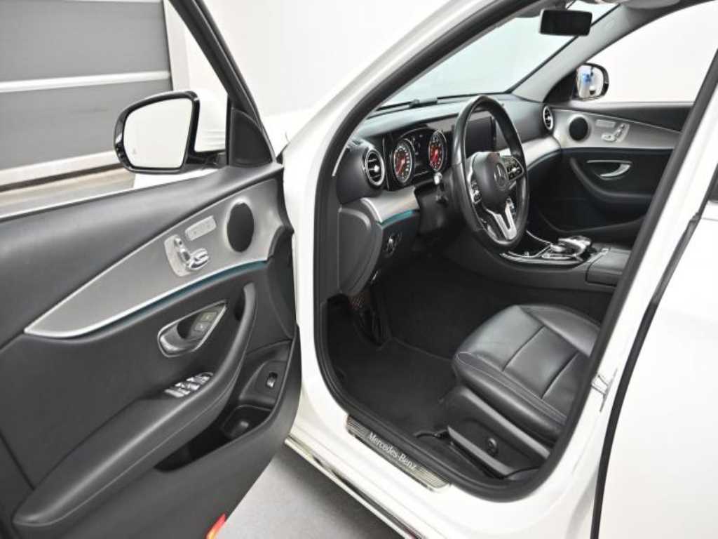 Mercedes-Benz E-Class — photo 11