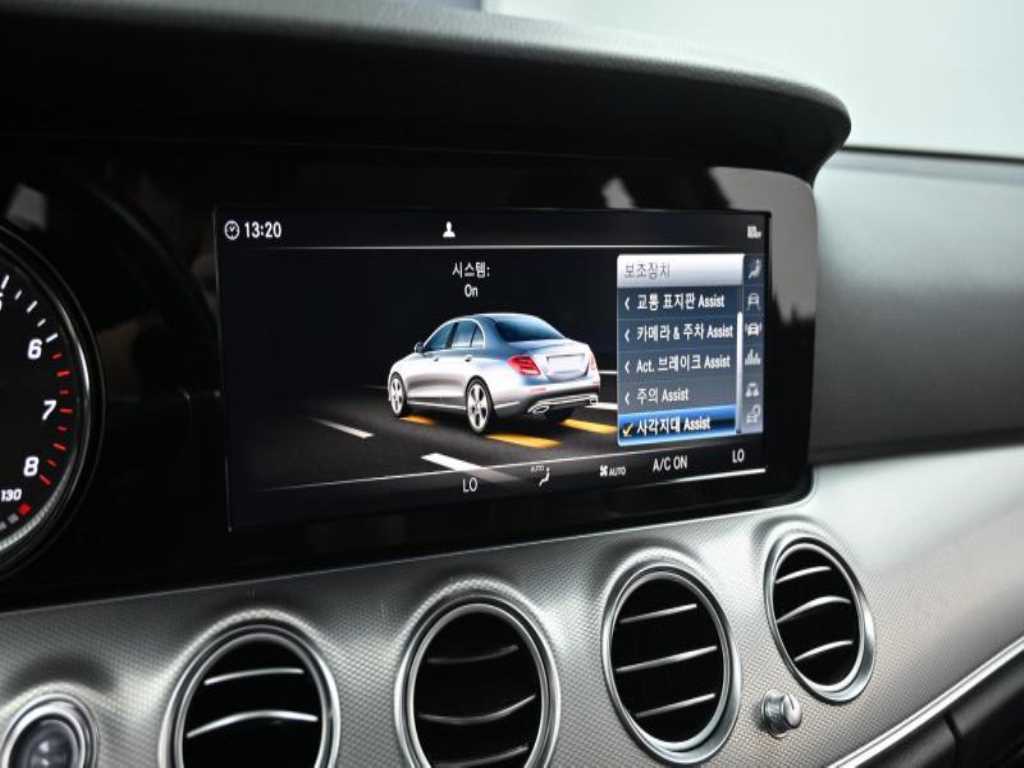 Mercedes-Benz E-Class — photo 17