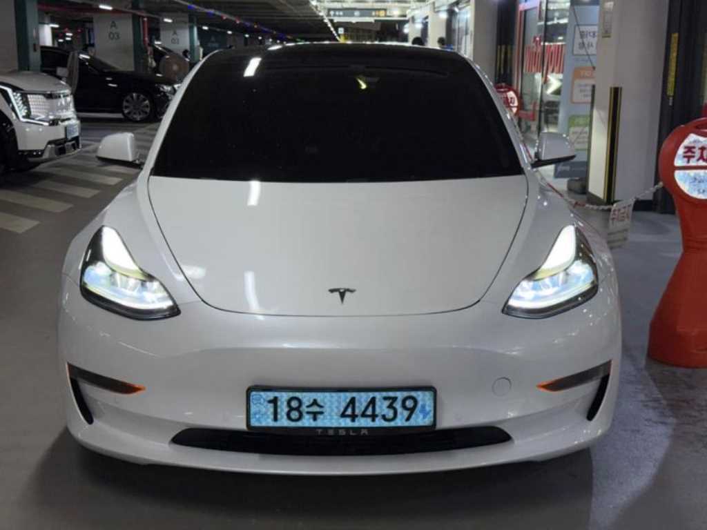 Tesla Model 3 — photo 01