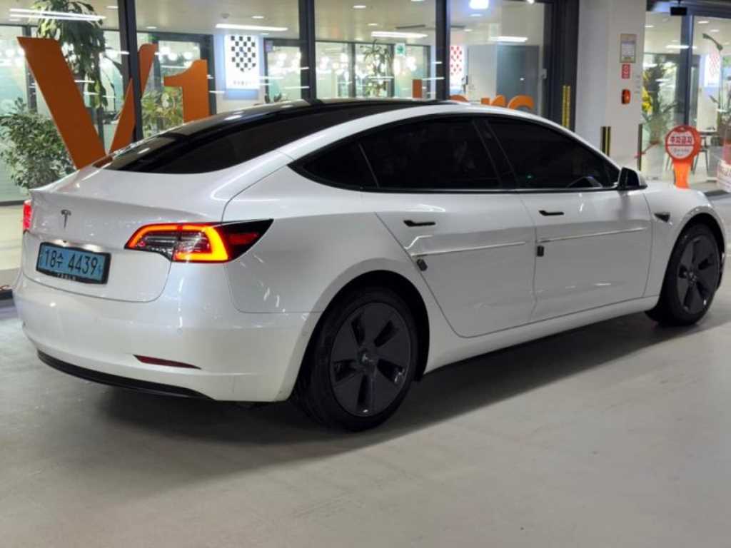 Tesla Model 3 — photo 04