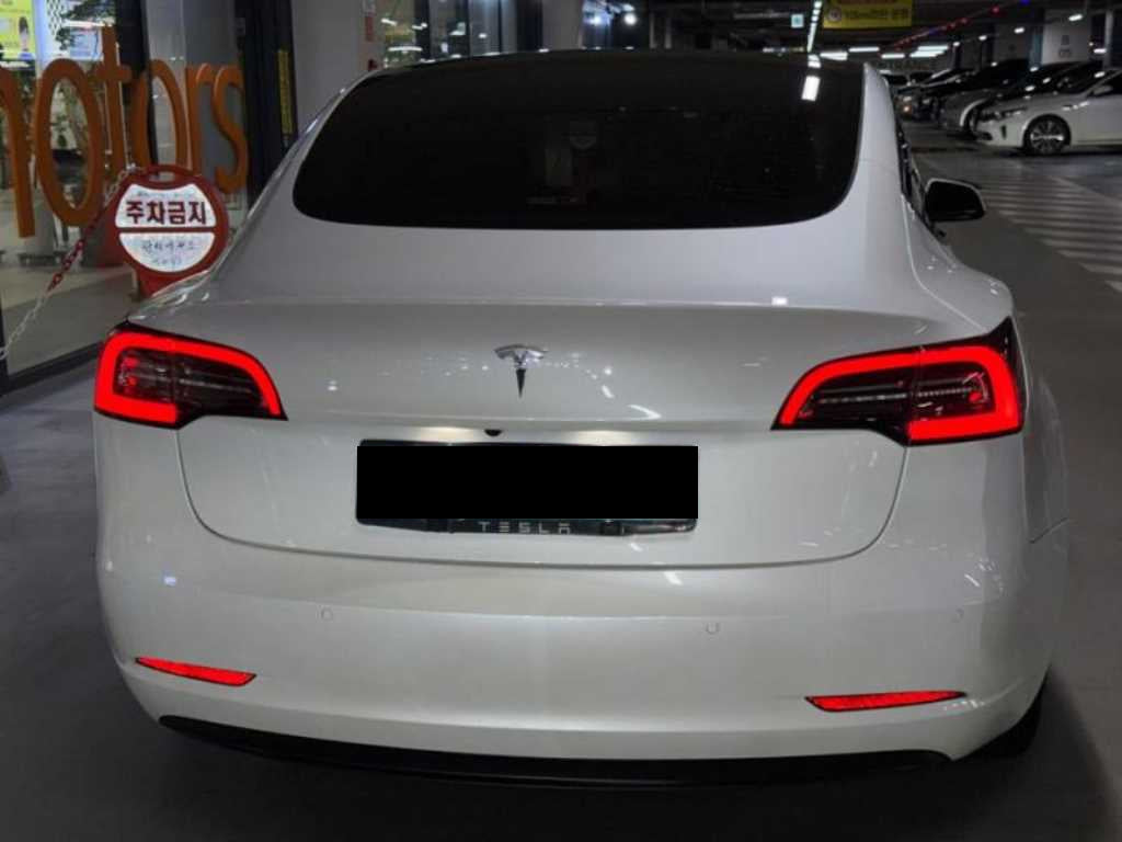 Tesla Model 3 — photo 05