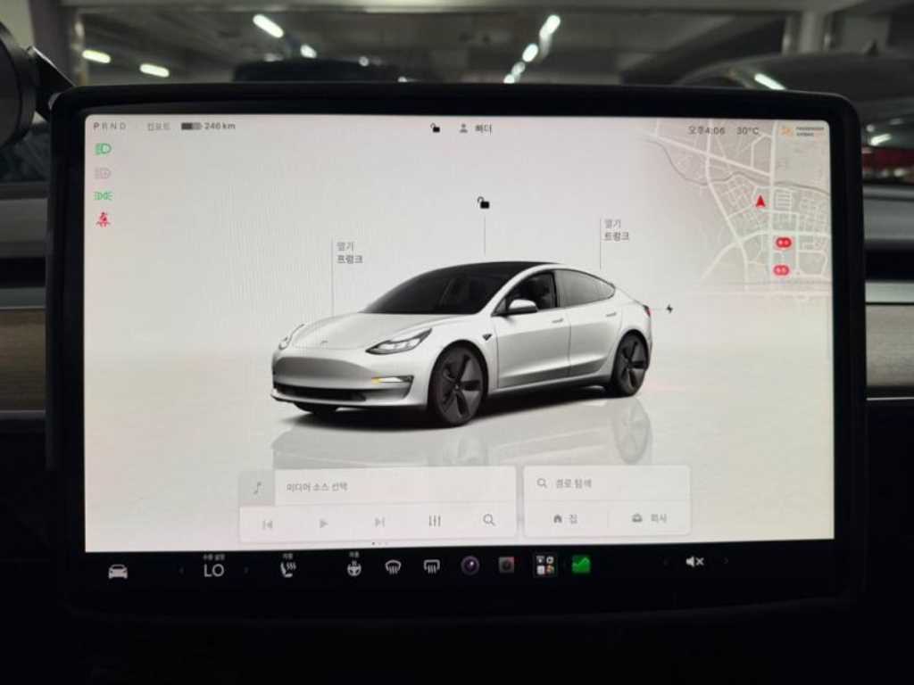 Tesla Model 3 — photo 09
