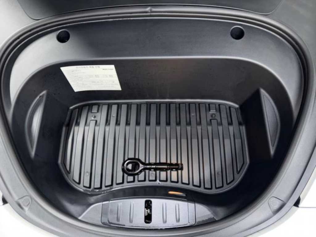 Tesla Model 3 — photo 19