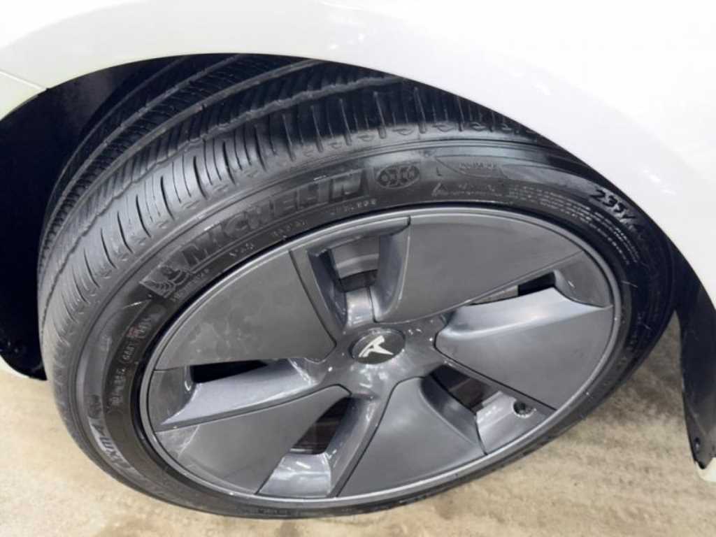 Tesla Model 3 — photo 20