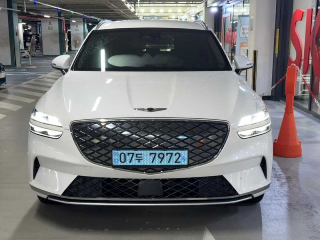 Genesis GV70 — photo 01