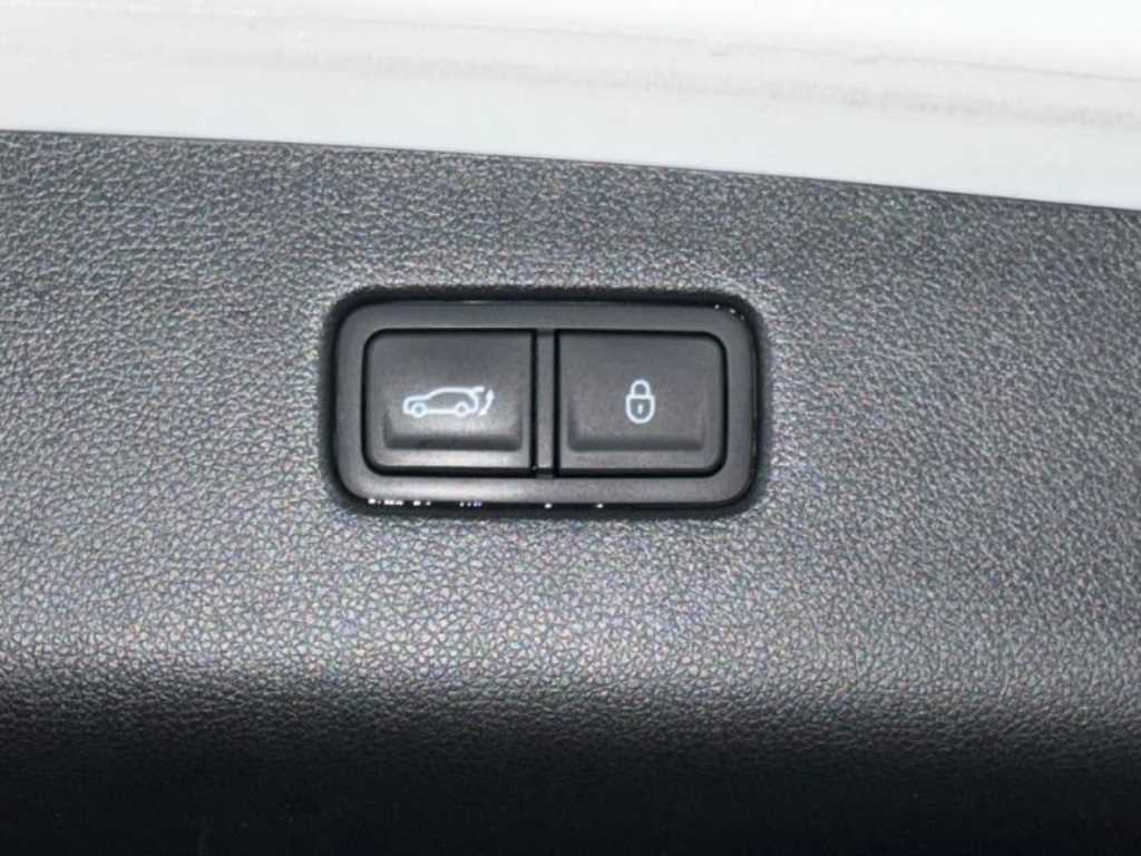 Genesis GV70 — photo 18